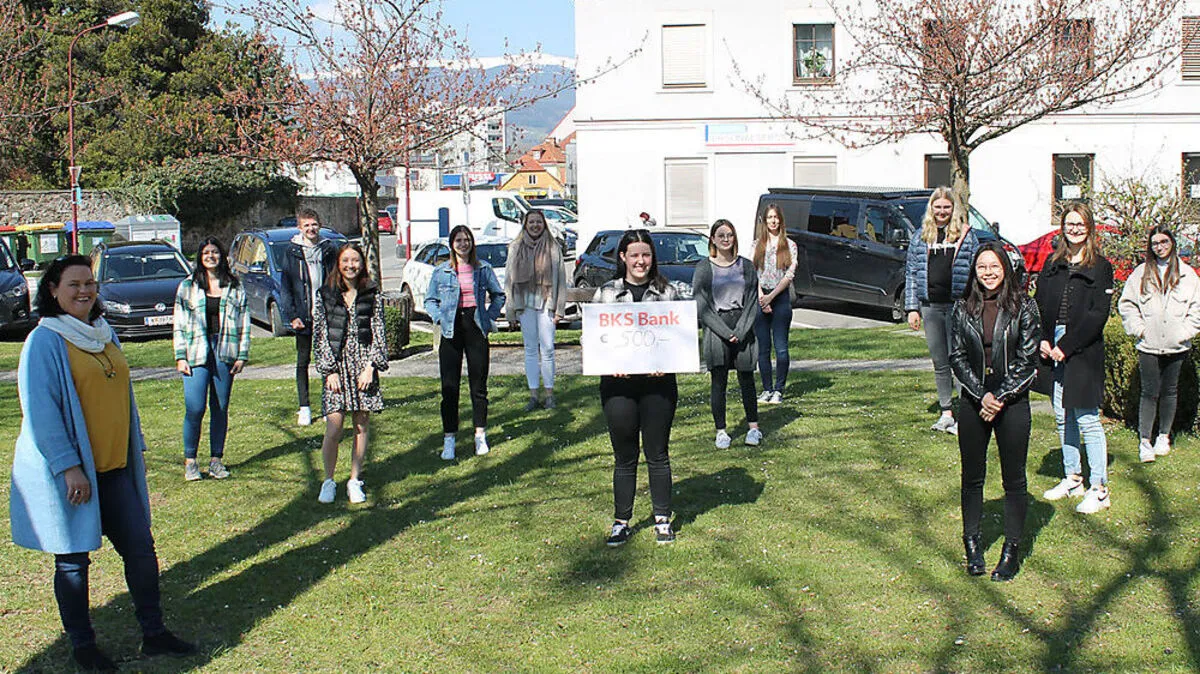 Andrea Schlacher (links) von der Caritas dankt den engagierten Schülerinnen und Schülern für Einsatz und Spende