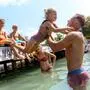 Man sieht Familien im Wasser