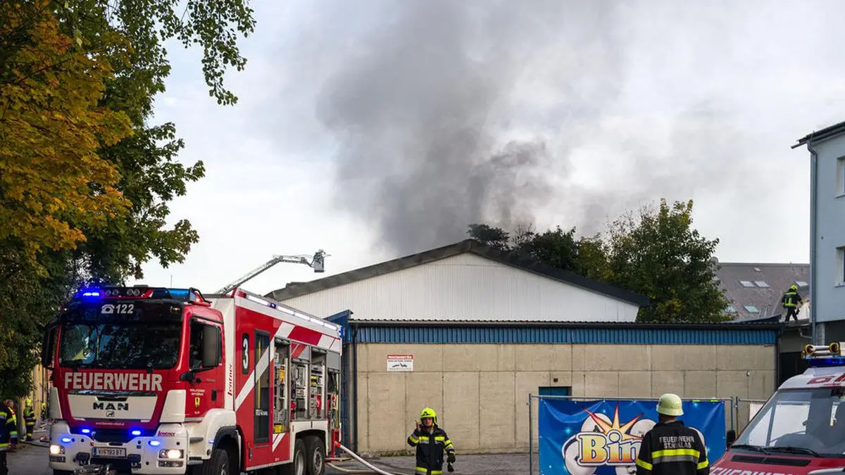 Am Donnerstagabend fing ein Reifenlager Feuer