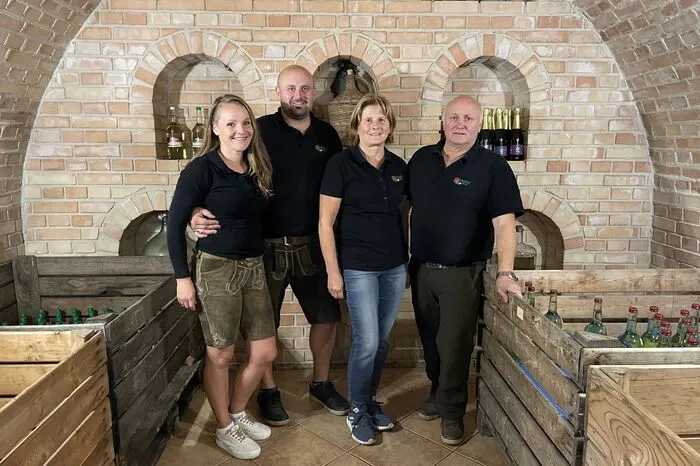 Anton und Martha Holzer mit Markus und Daniela Holzer