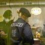 Die Polizei kontrolliert die 2G-Nachweise in einem Lokal in Wien.