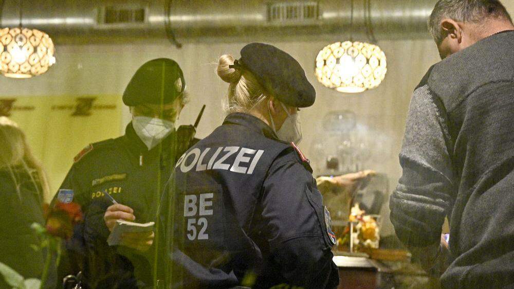 Die Polizei kontrolliert die 2G-Nachweise in einem Lokal in Wien.