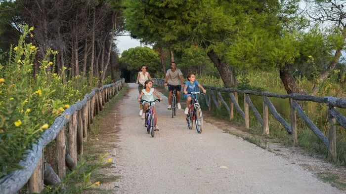 Das Rad ist ideal, um Bibione abseits der 17er-Reihen mit Liegen und Sonnenschirmen zu entdecken. Richtung Leuchtturm säumen Pinien den Weg. Diese Strecke ist auch für Kinder bestens geeignet.