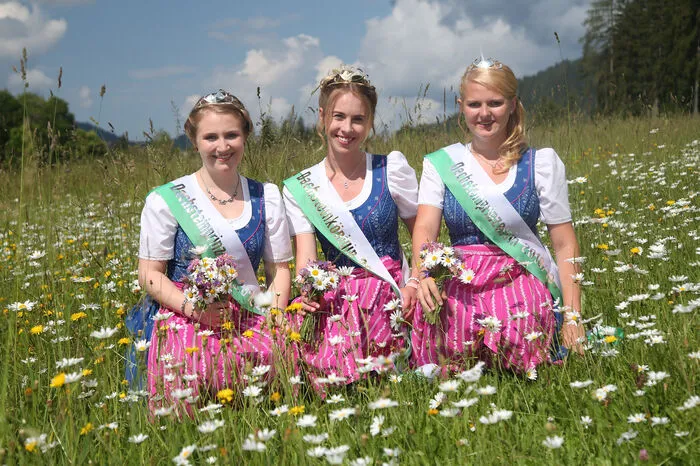 Dachsteinkönigin Patricia Schrempf (22) aus Ramsau mit den Prinzessinnen Melanie Rettenwender (20, ebenfalls aus der Ramsau) und Vanessa Petersmann (18) aus Haus im Ennstal