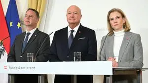 ABD0034_20251216 - WIEN - ÖSTERREICH: (v.l.) Vizekanzler Andreas Babler (SPÖ), Bundeskanzler Christian Stocker (ÖVP) und Außenministerin Beate Meinl-Reisinger (Neos), im Rahmen einer PK zum Thema "Präsentation Maßnahmenpaket zur Senkung der Stromkosten in Österreich" am Dienstag, 16. Dezember 2025 in Wien. - FOTO: APA/HELMUT FOHRINGER