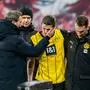 15.03.2025, RB Leipzig vs. Borussia Dortmund, 1. Bundesliga, 26. Spieltag Marcel Sabitzer Borussia Dortmund, 20 verletzt sich schwer, Verletzung und Auswechselung von Marcel Sabitzer Borussia Dortmund, 20 hier mit Niko Kovac Borussia Dortmund, Trainer Wichtiger Hinweis: Gemaess den Vorgaben der DFL Deutsche Fussball Liga bzw. des DFB Deutscher Fussball-Bund ist es untersagt, in dem Stadion und/oder vom Spiel angefertigte Fotoaufnahmen in Form von Sequenzbildern und/oder videoaehnlichen Fotostrecken zu verwerten *** 15 03 2025, RB Leipzig vs Borussia Dortmund, 1 Bundesliga, Matchday 26 Marcel Sabitzer Borussia Dortmund, 20 injured seriously, Injury and substitution of Marcel Sabitzer Borussia Dortmund, 20 here with Niko Kovac Borussia Dortmund, coach Important note According to the regulations of the DFL German Football League and the DFB German Football Association, it is prohibited to use photographs taken in the stadium and / or of the game in the form of sequential images and / or video-like photo series Copyright: xBahhoxKarax