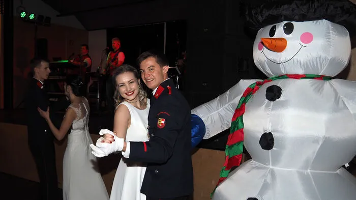 Mit einer stilvollen Polonaise und einem schwungvollen Foxtrott eröffneten die Krumpendorfer Feuerwehrkameraden Samstagabend ihren Schneeball.
