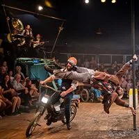 Fünf Brüder, ein ramponiertes Auto und eine eindrucksvolle Live-Band bilden die Show „Pandax“ des „Cirque la Compagnie“
