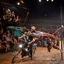 Fünf Brüder, ein ramponiertes Auto und eine eindrucksvolle Live-Band bilden die Show „Pandax“ des „Cirque la Compagnie“
