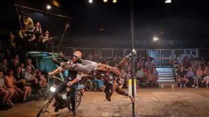 Fünf Brüder, ein ramponiertes Auto und eine eindrucksvolle Live-Band bilden die Show „Pandax“ des „Cirque la Compagnie“
