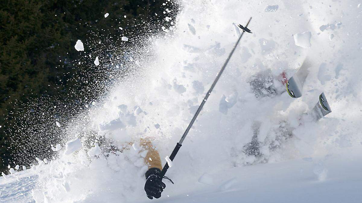 Die Frau kam zu Sturz, nachdem der Snowboarder mit ihr kollidiert war (Symbolfoto)