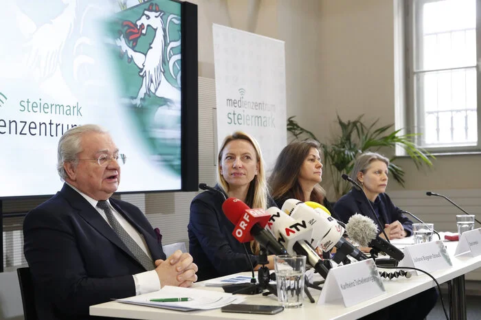 Erster Fall in der Steiermark. Nach einem Aufenthalt in Italien begibt sich eine Oststeirerin selbst ins Krankenhaus, geht nachhause und wird nach dem positiven Test von der Rettung abgeholt und neuerlich eingeliefert.
