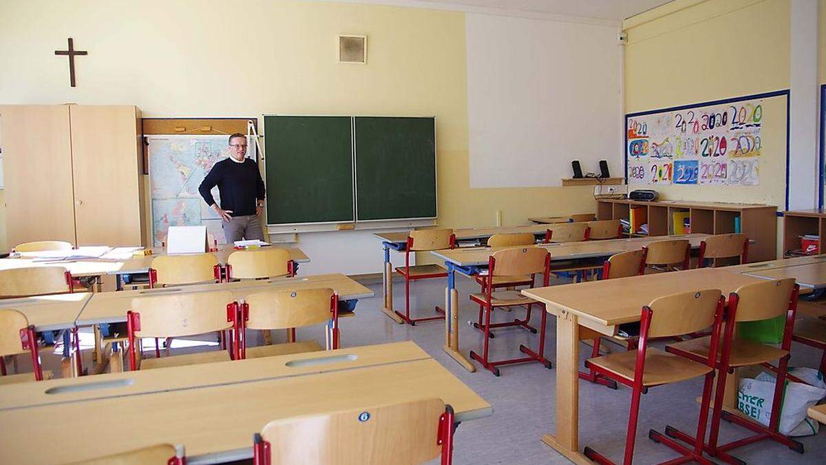 Schuldirektor ohne Schüler: Karl Moser, Direktor der NMS Bruck, in einem leeren Klassenzimmer