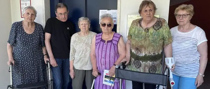 Bewohner des ÖZIV-Hauses in Deutschlandsberg vor dem seit drei Wochen defekten Lift. Für einige ist der Weg aus der Wohnung seither kaum oder gar nicht mehr möglich