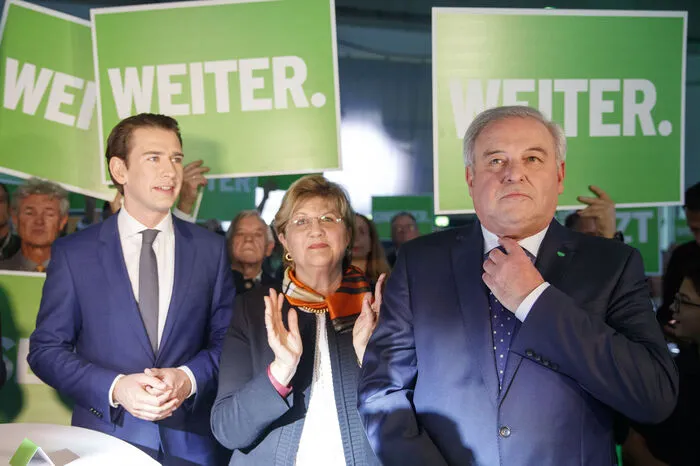 ...zu den hämmernden Gitarren von "Eye of the Tiger" von Survivor schritten Schützenhöfer und Sebastian Kurz durch die Menge und auf die Bühne, minutenlang eingeklatscht vom Publikum.