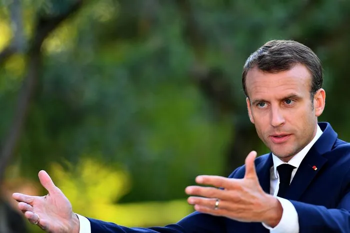Mann mit den zwei Gesichtern. Es ist nicht leicht, aus Macron schlau zu werden. Einerseits gilt er nach wie vor als Verbündeter Deutschlands und empört sich über die Zurückweisung von Flüchtlingsschiffen durch Italien, andererseits geht gerade Frankreich alles andere als zimperlich mit Migranten um – siehe Calais. Macrons Wort hat aber Gewicht.