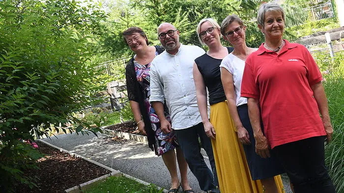 Barbara Gross (Landespräsidentin der Volkshilfe), Klaus Feichtinger (Bezirksobmann), Grit Glaser (Projektbetreuerin), Michaela Bauer (Leiterin des Seniorenzentrums Weiz) und Rosi Narnhofer (ehrenamtliche Besuchsdienst-Helferin)