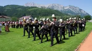 Bei strahlendem Sonnenschein wurde der Sportplatz in Eisenerz zur blasmusikalischen Bühne für das Bezirksmusikertreffen