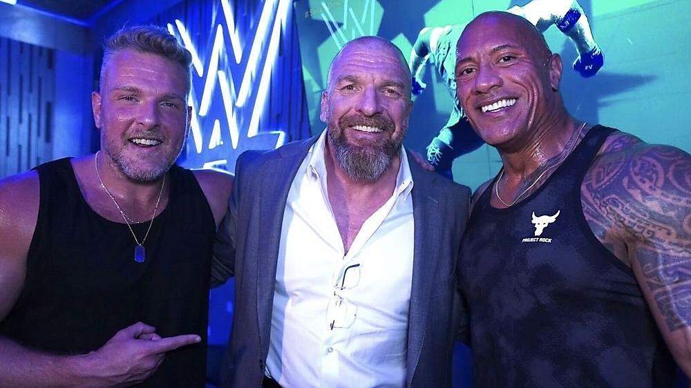 Pat McAfee, Triple H und The Rock (von links)