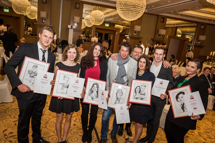 Im Bild Ihre Gewinner Tobias Rodlauer, Sophia Stürzenbecher, Anna Kurasch, Hans Wenzl, Anna und Dominikus Craigher, Anita Ogris mit Star-Karikaturist Petar Pismestrovic. Nicht im Bild die ex-aequo Gewinner in der Kategorie Kultur, Die Raphael Pleschounig und Max Müller