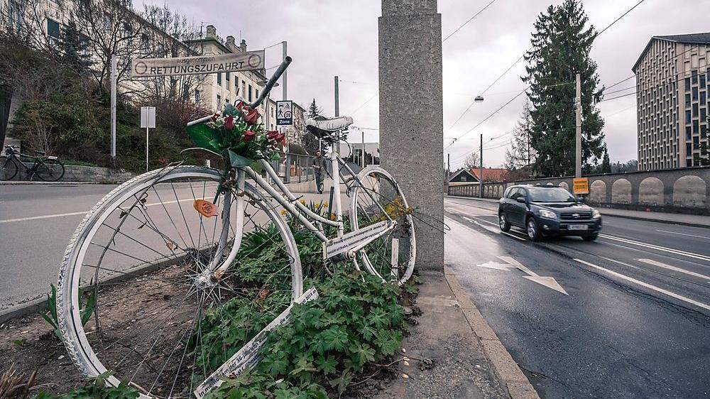 Mahnmal nach tödlichem Unfall: Bei der LKH-Kreuzung wurde 2015 eine Radfahrerin von einem rechts abbiegenden Lkw getötet