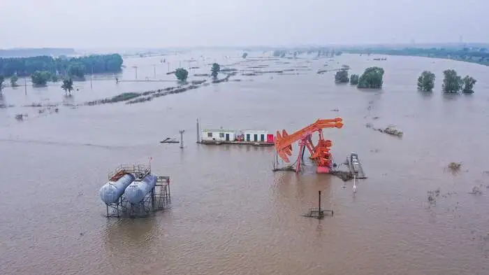 China, 5. August: heftige Regenfälle in der nordöstlichen Provinz Liaoning haben eine Ölförderanlage überflutet.