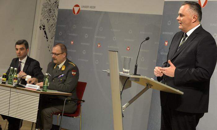 Der Präsident der Finanzprokuratur Wolfgang Peschorn, Generalmajor Hans Hamberger und Verteidigungsminister Hans Peter Doskozil 