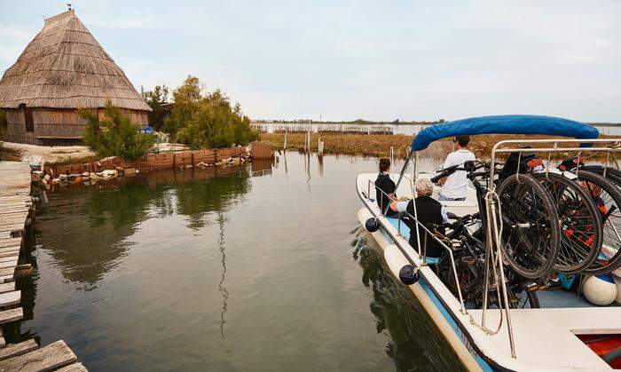 Die Radausflüge nach Marano Lagunare verbinden Bootsfahrten mit Raderlebnissen 