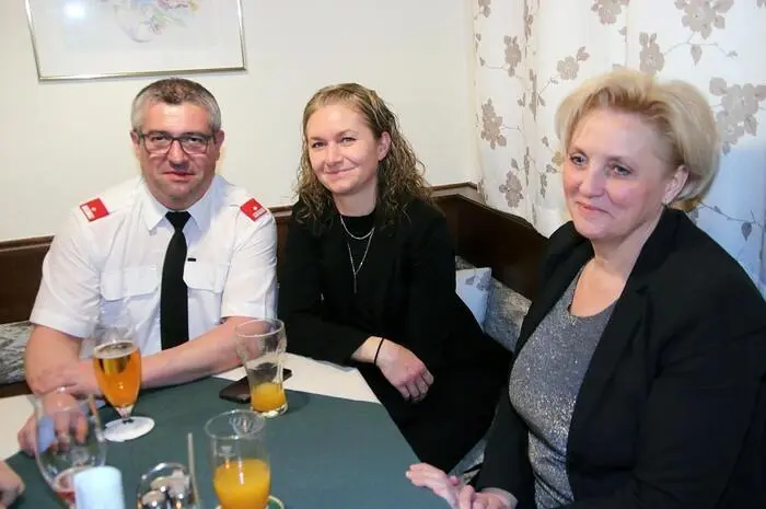 Hauptbrandinspektor Michael Schrotter freute sich,
unter den Gästen auch Bürgermeister Kurt Riemer und Abschnittsbrandinspektor Markus Murgg sowie zahlreiche Abordnungen von Feuerwehren begrüßen zu dürfen.
