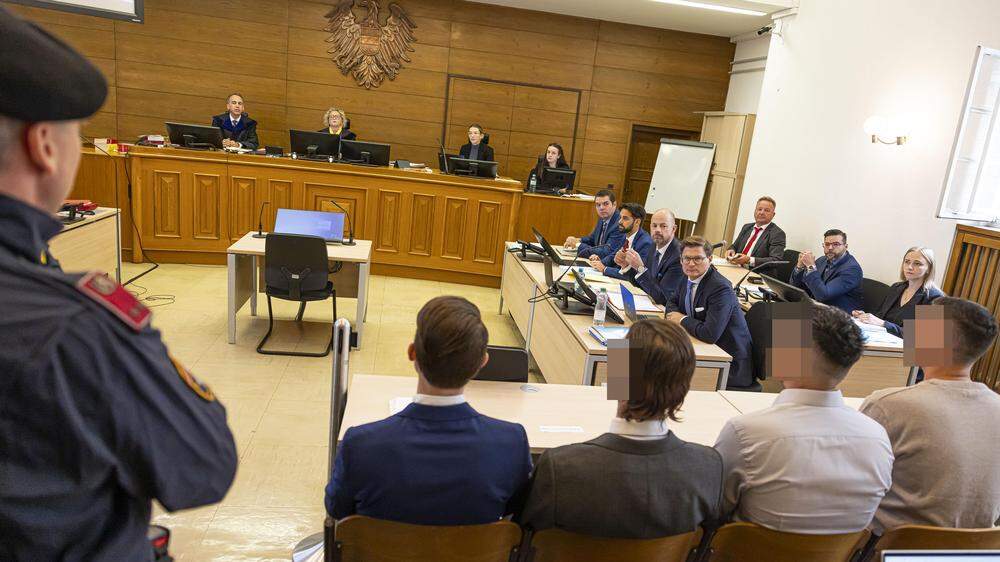 Zumindest zwischen einem Angeklagten im Klagenfurter EXW-Prozess und dem jüngsten Betrugsfall in Oberösterreich soll es Kontakt geben