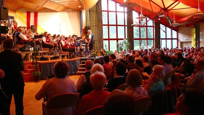 Zahlreiche Gäste erschienen beim Frühjahrskonzert der Vellachtaler Trachtenkapelle Samstagabend im Kursaal des Gesundheitszentrums.