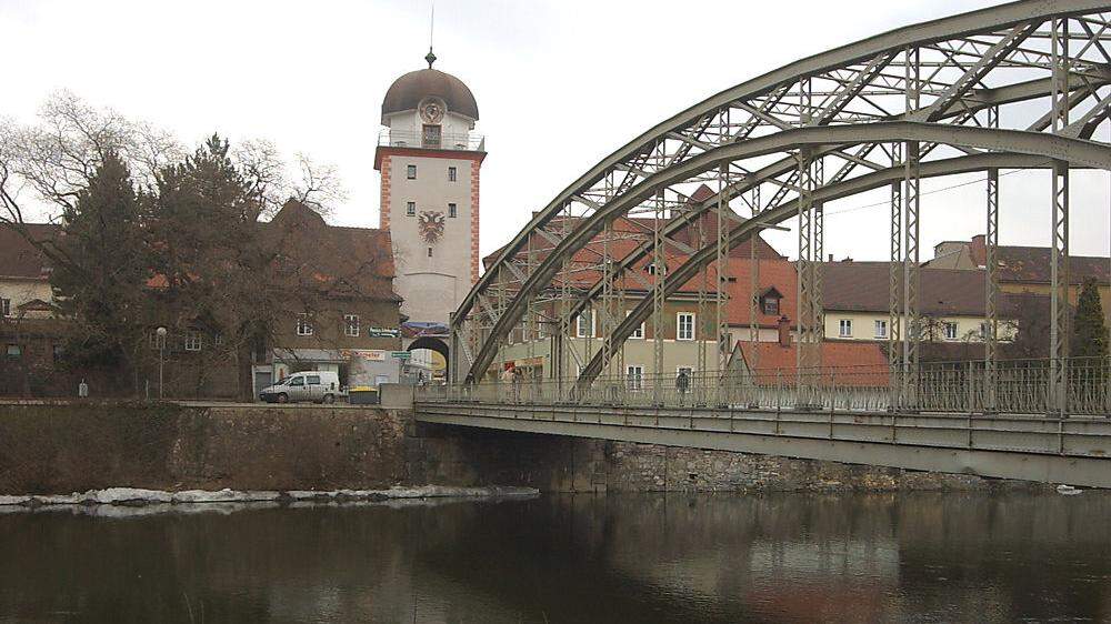 Im Bereich der Waasenbrücke wurde Donnerstag gegen 17 Uhr eine Handgranate aus dem 1. Weltkrieg entdeckt.