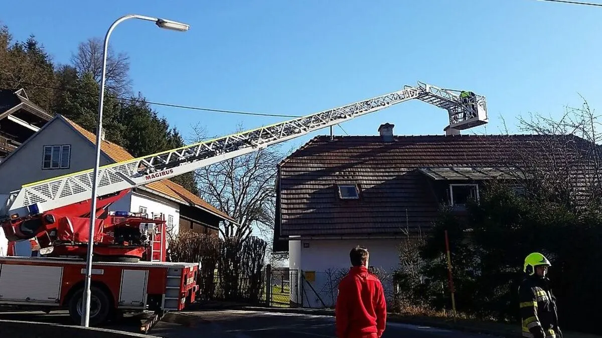 Zwei ältere Leute wurden aus dem Haus gerettet
