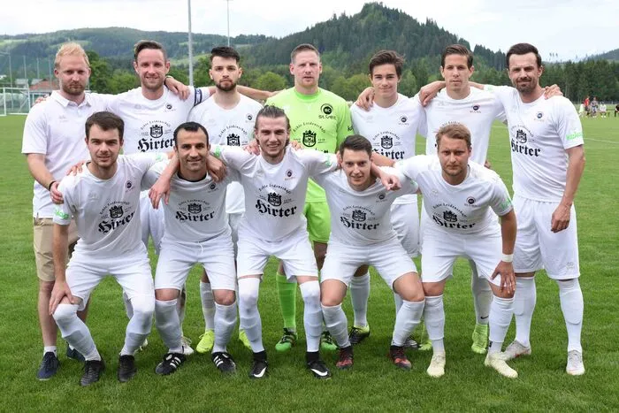 Der SC St. Veit stieg erst diese Spielsaison in die Meisterschaft der 2. Klasse C ein. Zwei Runden vor Saisonende stehen die Herzogstädter Kicker auf Tabellenrang eins, punktegleich vor den KAC-Juniors. Aus eigener Kraft ist der Meistertitel allerdings für St. Veit nicht zu holen, die KAC-Juniors haben diesmal die besseren Karten