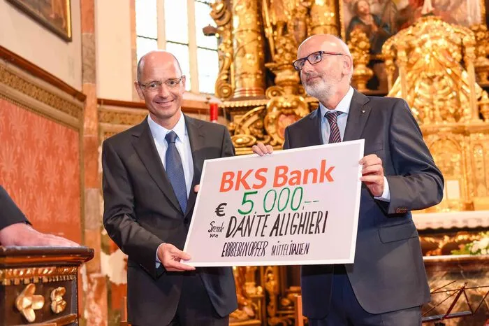 Wolfgang Mandl, Honorarkonsul für Italien, nahm von Gottfried Kindler einen Spendescheck für Erdbebenopfer in Mittelitalien entgegen.