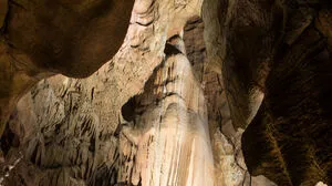 Der „Riese“: ein Kraftplatz,  aus tropfendem  Wasser  entstanden