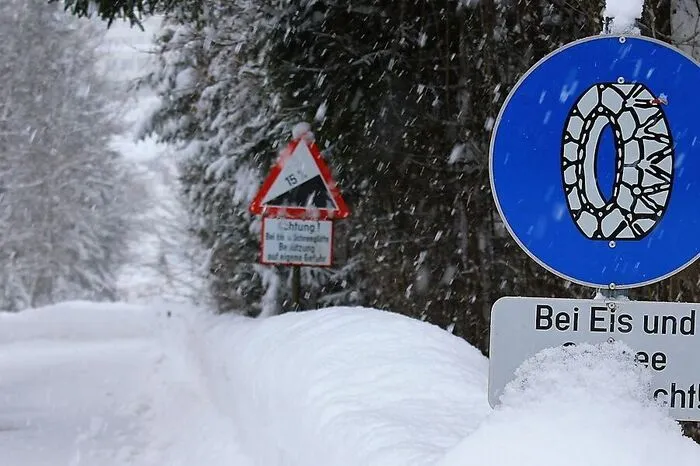 Ohne Schneeketten geht vielerorts nichts mehr...