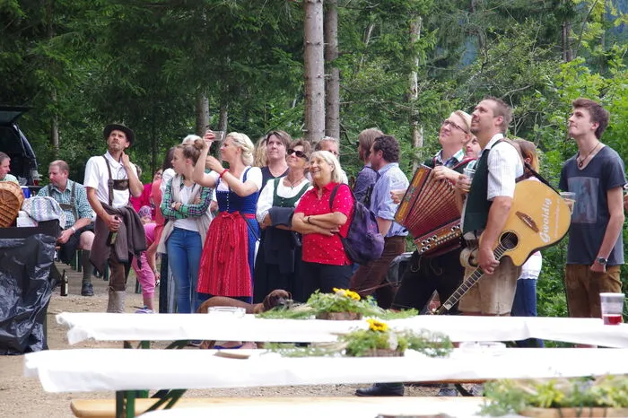 Die Bründlwegbauern mit Familien und viele weitere Gäste kamen zum Fest