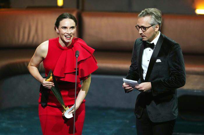 ABD0161_20231105 - WIEN - ÖSTERREICH: Victoria Halper und Kai Krösche (Spezialpreis), anl. der Verleihung des Wiener Theaterpreis 