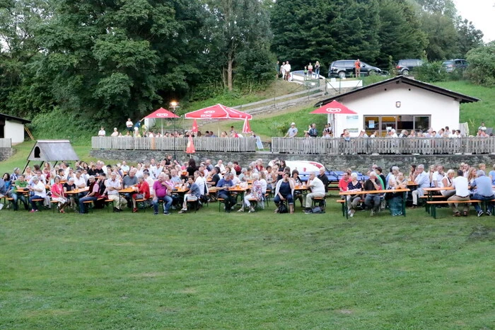 Und zahlreiche Besucher waren der Einladung in das Seebad Kraig gefolgt, um den Klängen der Kapelle zu lauschen. 