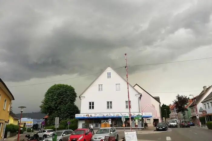 Klicken Sie sich durch die aktuellen Unwetter-Bilder unserer Leser!