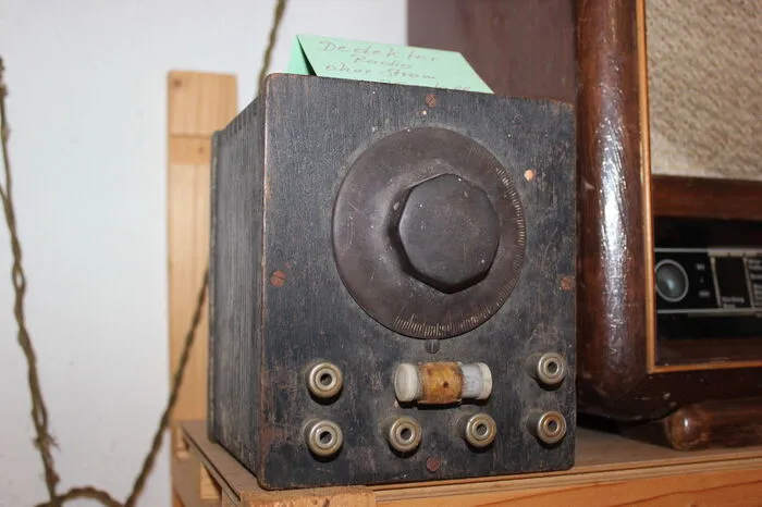 Das Detektorradio Dieses Radio stammt aus dem Jahr 1910. Detektorradios wurden mit einem sogenannten Kristall-Detektor als Gleichrichter betrieben. "Als Antenne hat die Dachrinne fungiert", lacht Christopher Hausegger.