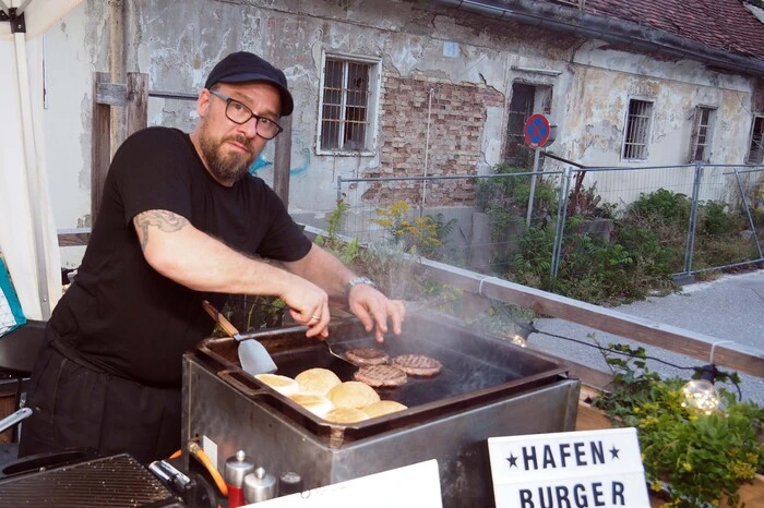 In der Hafenstadt wurde das einjährige Bestehen als Lokal mit Kunstausstellung, Konzert und Lendhafen-Burgern gefeiert. Am Samstag gab es dann noch eine weitere Jubiläumsparty. . .