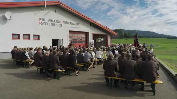Die Freiwillige Feuerwehr Rattenberg feierte ihr 120-jähriges Bestehen mit einer perfekten Mischung aus Tradition und Action. Der Festakt startete am Vormittag mit einer feierlichen Messe, stimmungsvoll umrahmt von der Bergkapelle.