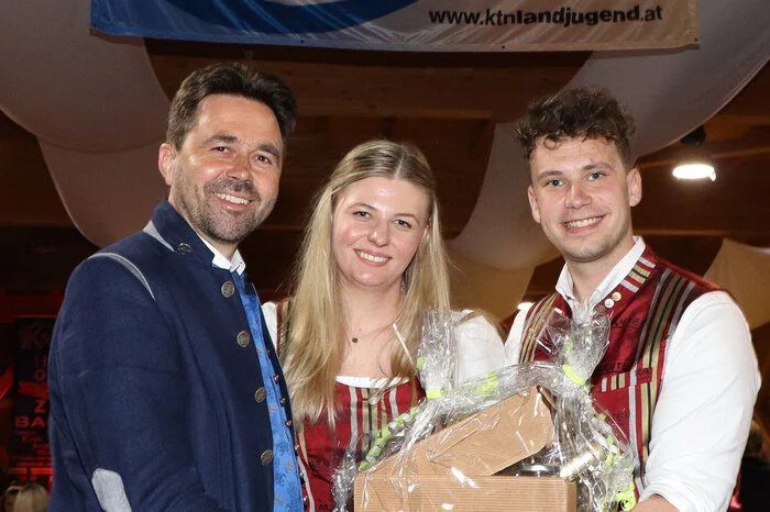 Bürgermeister Dietmar Rauter erhielt von den Veranstaltern ein kleines Geschenk als Dankeschön für die "großartige Unterstützung" seitens der Gemeinde St. Urban.