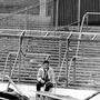 Am 15. April 1989 sitzt ein Fan neben der eingestürzten Tribüne
