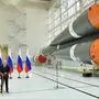Putin in einer Raketenfabrik in Wostotschny