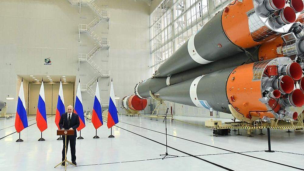 Putin in einer Raketenfabrik in Wostotschny
