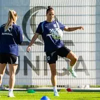Marie-Therese Höbinger (links) und Jennifer Klein beim Abschlusstraining des ÖFB-Nationalteams