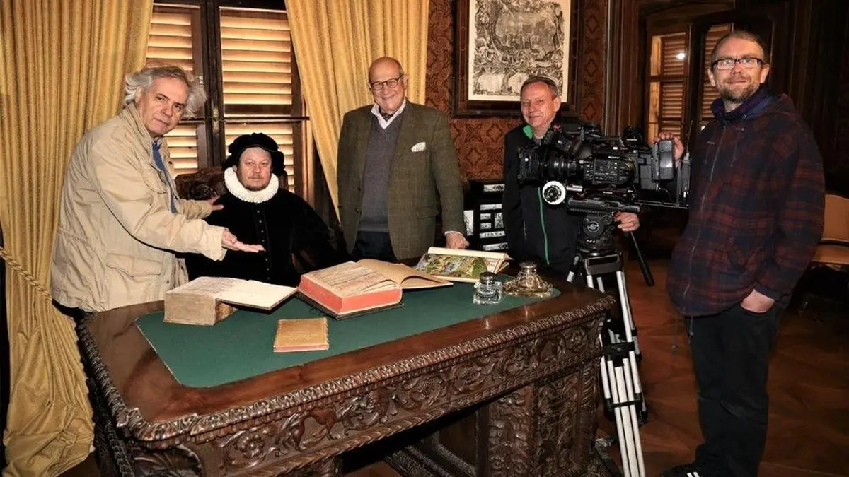 Kaiser Ferdinand II., dargestellt von Josef Wolf, mit Regisseur Alfred Ninaus, Schlossherr Andreas Bardeau und dem Filmstab